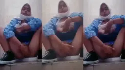 ABG Daun Masih Muda Mainin Memek di Toilet Sekolah